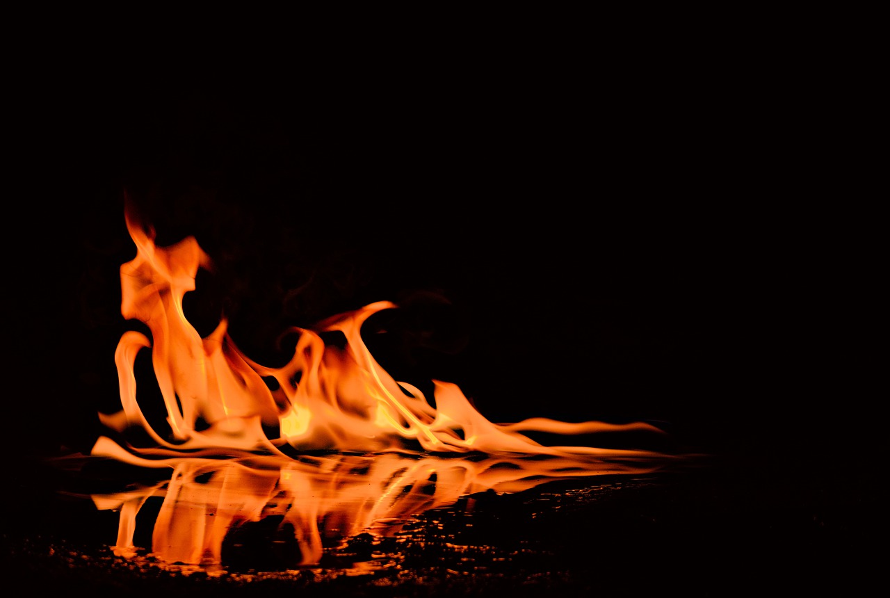 Fuego ardiendo sobre agua — instalación exclusiva LANZ 2024