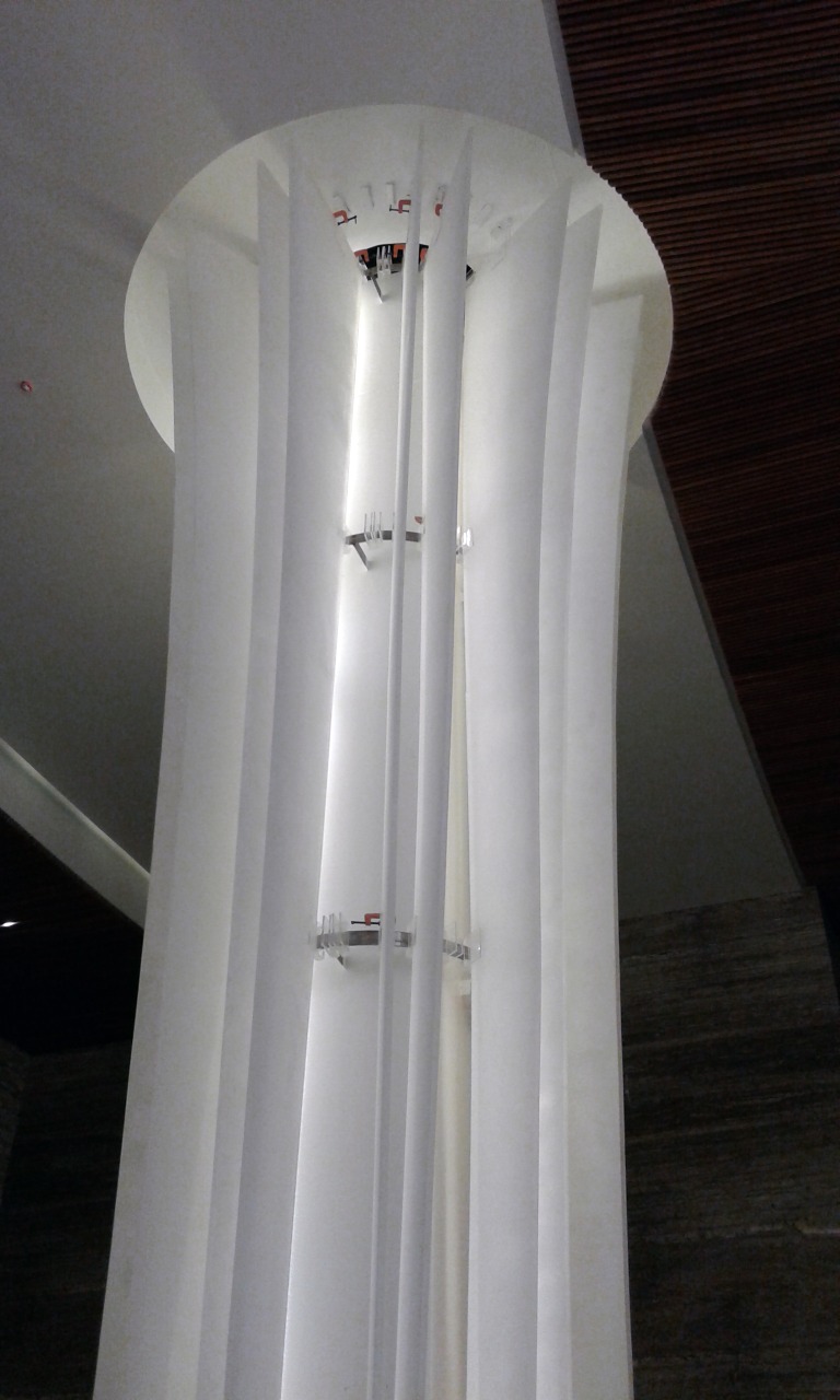 Columna luminosa de acrílico — Fiesta Americana LANZ